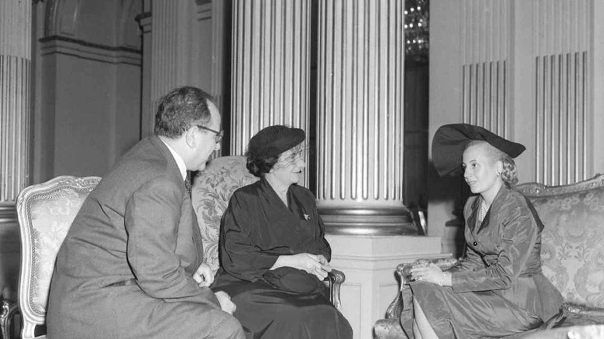 Eva Perón recibe a Golda Meir, entonces ministra de Trabajo de Israel y que años después sería Primera Ministra