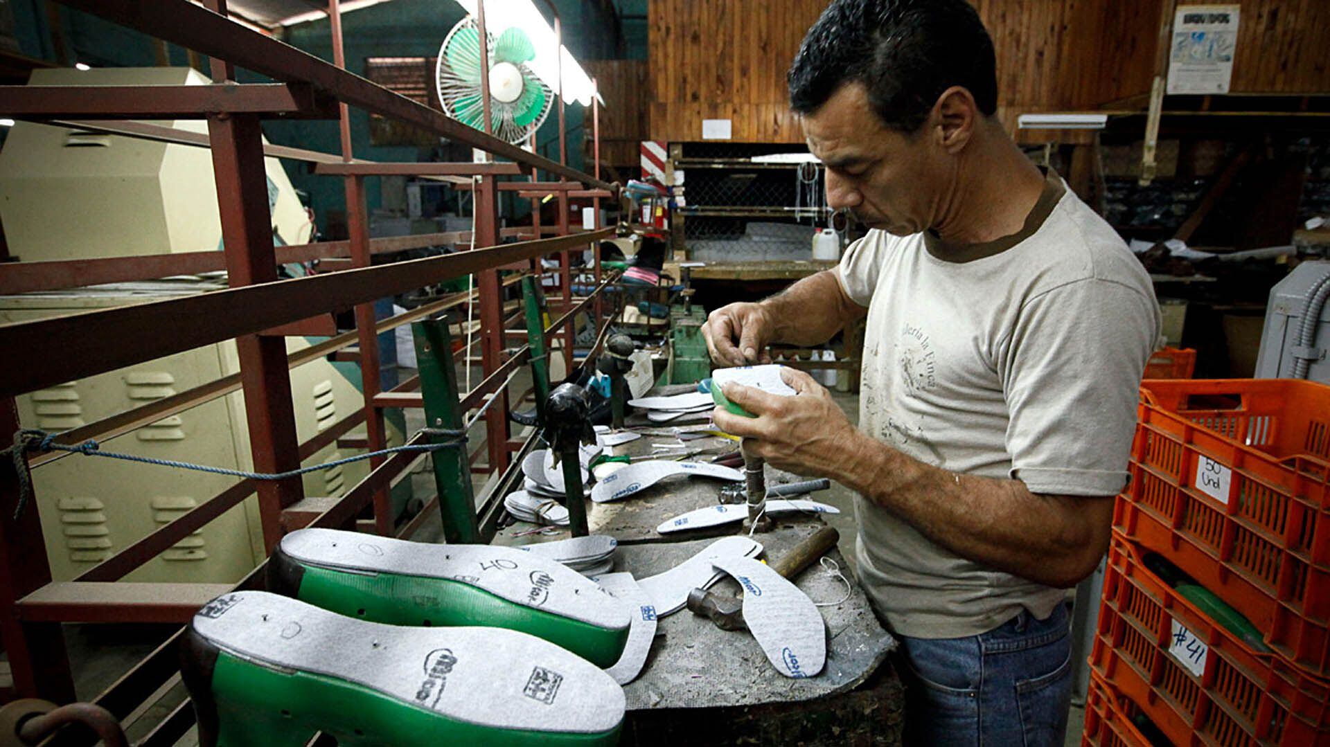 Un empleado trabajando en una pyme del calzado