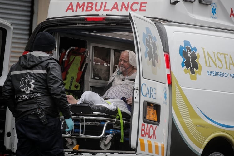 Los paramédicos de los Servicios Médicos de Emergencia trasladan a un paciente al Hospital Langone de la Universidad de Nueva York en Brooklyn, durante el brote de la enfermedad coronavirus (COVID-19 (Reuters)