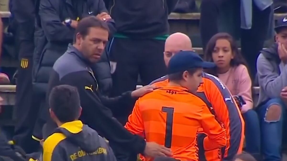 Inusual situación en el fútbol uruguayo: un aficionado le tuvo que prestar su camiseta al arquero de Peñarol
