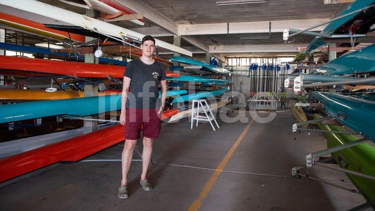 En la guardería de los botes que usa Pablo para remar todos los días: su sueño, competir en un Juego Olímpico (Franco Fafasuli)