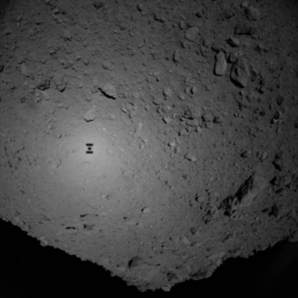 La sombra del Hayabusa-2 sobre el asteroide (JAXA)