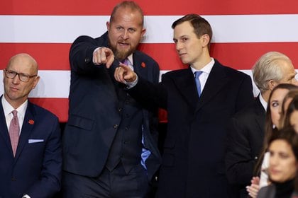 Brad Parscale dialoga con el asesor Jared Kushner, también esposo de Ivanka Trump, hija del presidente de los EEUU, durante un evento en Des Moines, Iowa (REUTERS/Jonathan Ernst)