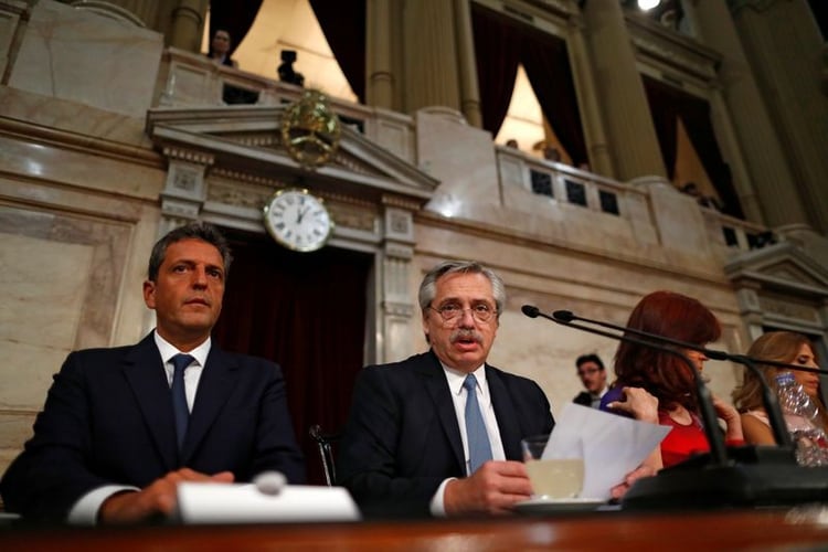 Alberto Fernández, el domingo, ante el Congreso. Anticipó sin precisiones un proyecto para sectores de hidrocarburos y minería.