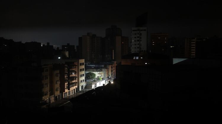 Vista general de un apagón en Caracas (EFE/ Miguel Gutiérrez)
