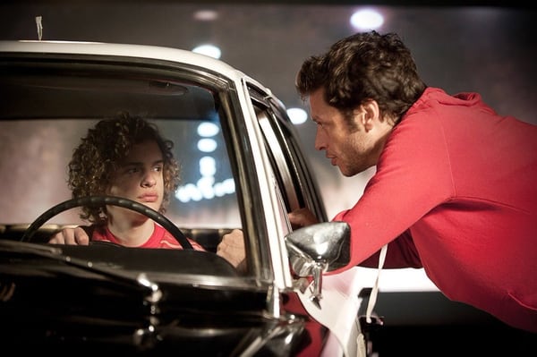 Lorenzo Ferro, quien interpreta a Robledo Puch recibe las indicaciones de Luis Ortega antes de filmar una escena de “El Ángel”