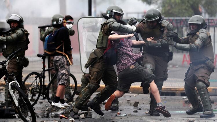 En el marco de las protestas en Chile se llevaron a cabo cientos de detenciones (REUTERS/Ivan Alvarado)
