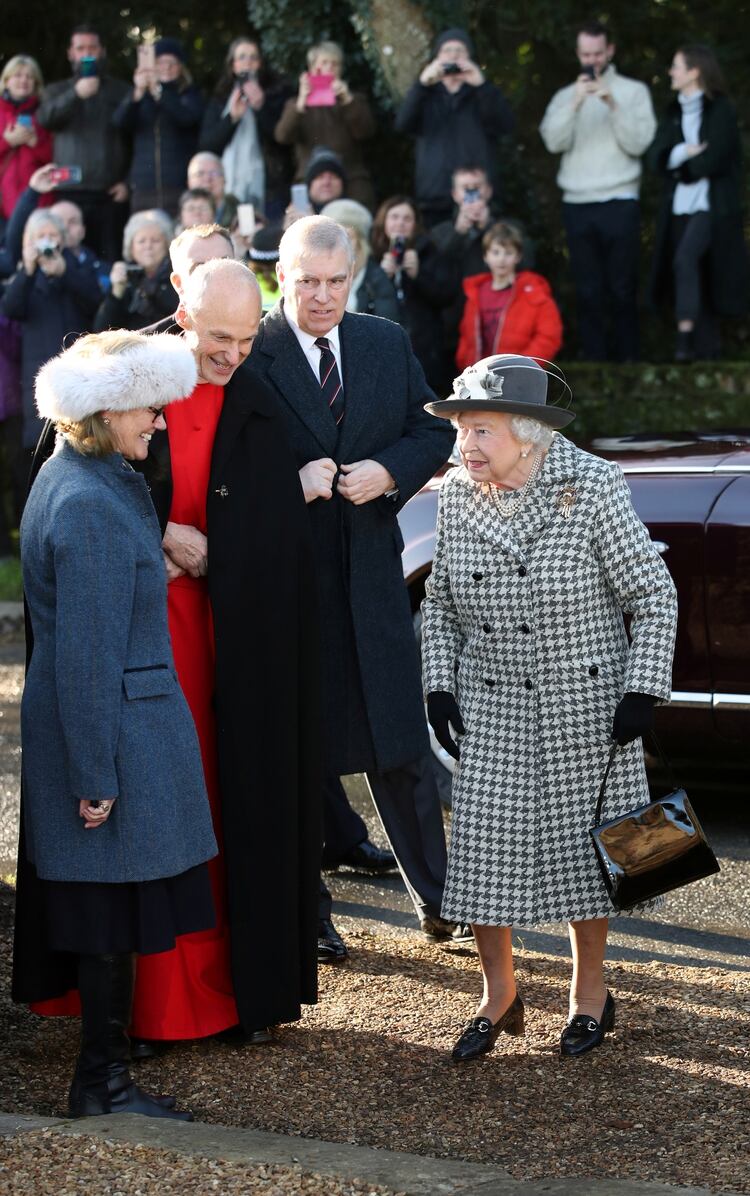 La reina Isabel y el príncipe Andrés llegaron juntos a la iglesia de Santa María la Virgen en Hillington, cerca de la finca real de Sandringham (Reuters)