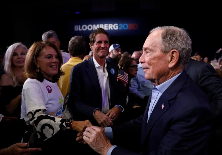 Michael Bloomberg saluda a sus seguidores en West Palm Beach, Florida (REUTERS/Marco Bello)