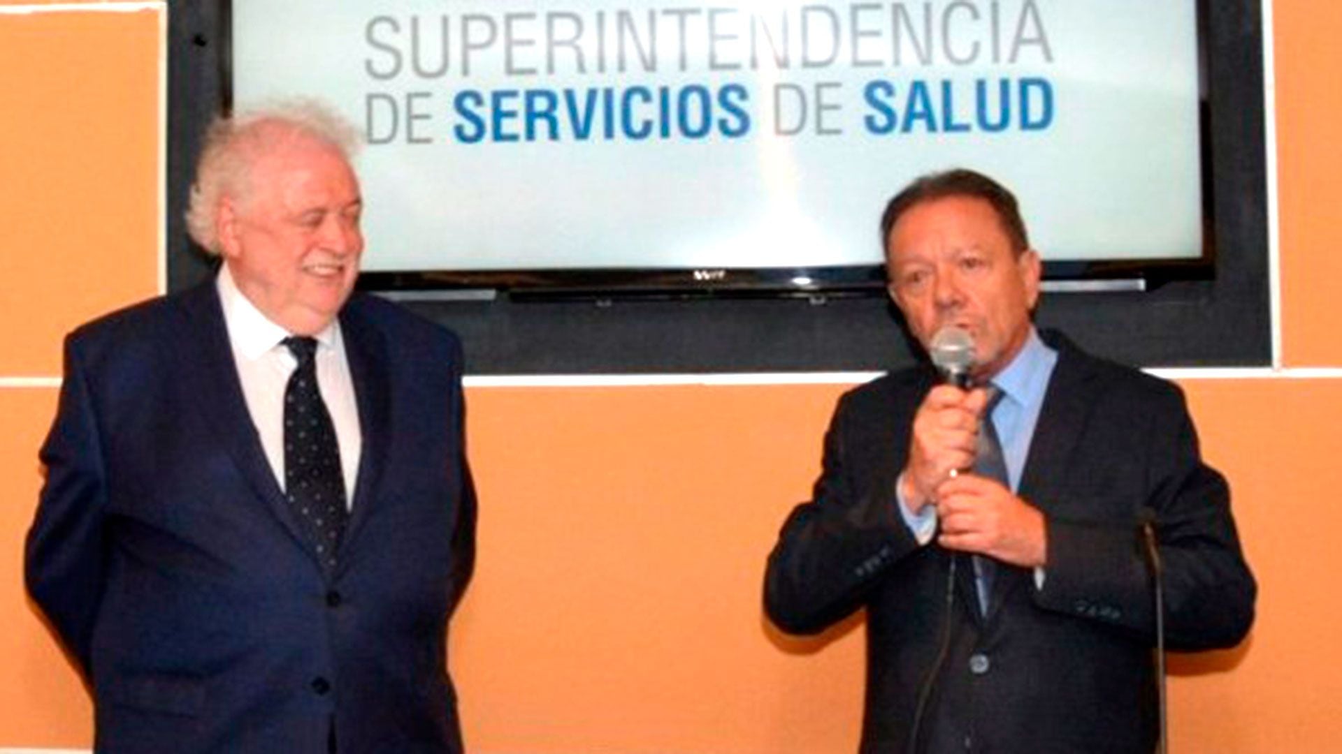 El-ministro-Gines-Gonzalez-Garcia-y-el-titular-de-la-Superintendencia-de-Servicios-de-Salud-Eugenio-Zanarini