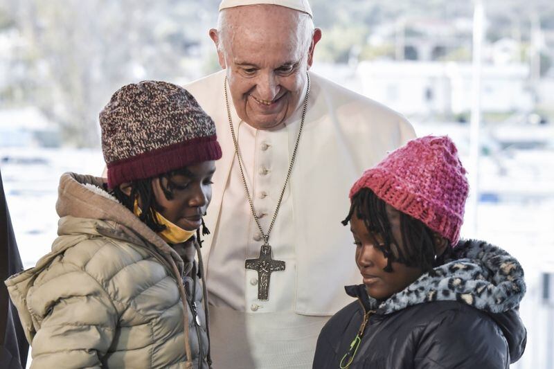 El Papa Francisco saluda a dos niñas refugiadas en el Centro de Recepción e Identificación de Mytilene, en la isla griega de Lesbos. 5 diciembre 2021. Louisa Gouliamaki/Pool vía Reuters
