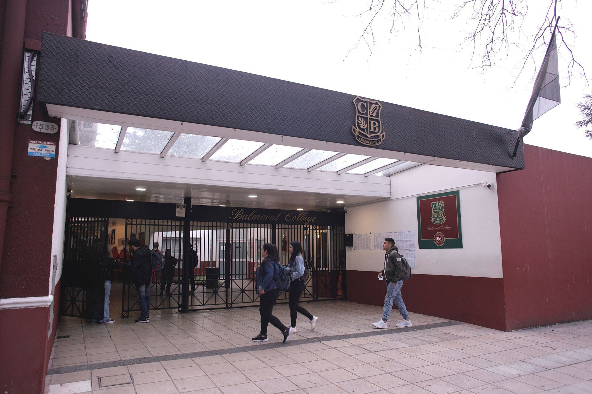 El colegio Balmoral en Banfield, lugar de votación de Martín Insaurralde en las elecciones presidenciales (Fotos: Roberto Almeida)