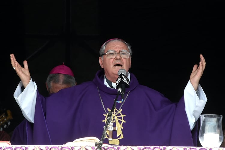 El obispo Oscar Ojea brindó el discurso principal de la misa (FOTOS Nicolás Stulberg y Lihueel Althabe)