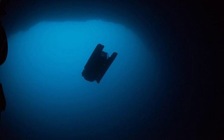 Un submarino en el agujero.