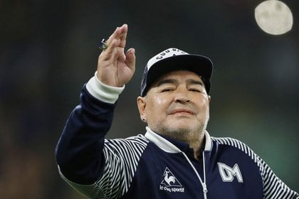 FOTO DE ARCHIVO. El entrenador de Gimnasia y Esgrima de La Plata, Diego Maradona, saluda antes del partido frente a Boca Juniors por la Superliga, en Buenos Aires, Argentina. 7 de marzo de 2020. REUTERS/Agustín Marcarián