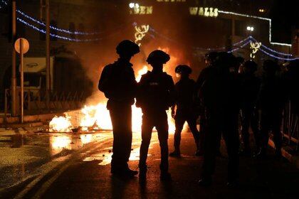 Policías israelíes junto a una barricada en Jerusalén, 22 abril 2021.
REUTERS/Ammar Awad