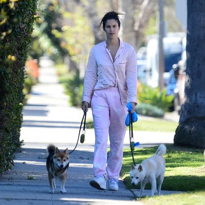 Relajada. Sara Sampaio sacó a pasear a sus perros por su vecindario, en Los Ángeles. Y lo hizo en pijama. La modelo de 29 años llevó a sus mascotas, Kata y South, mientras lució un conjunto de dos piezas, de camisa y pantalón rosa, y unas zapatillas de cuero blancas