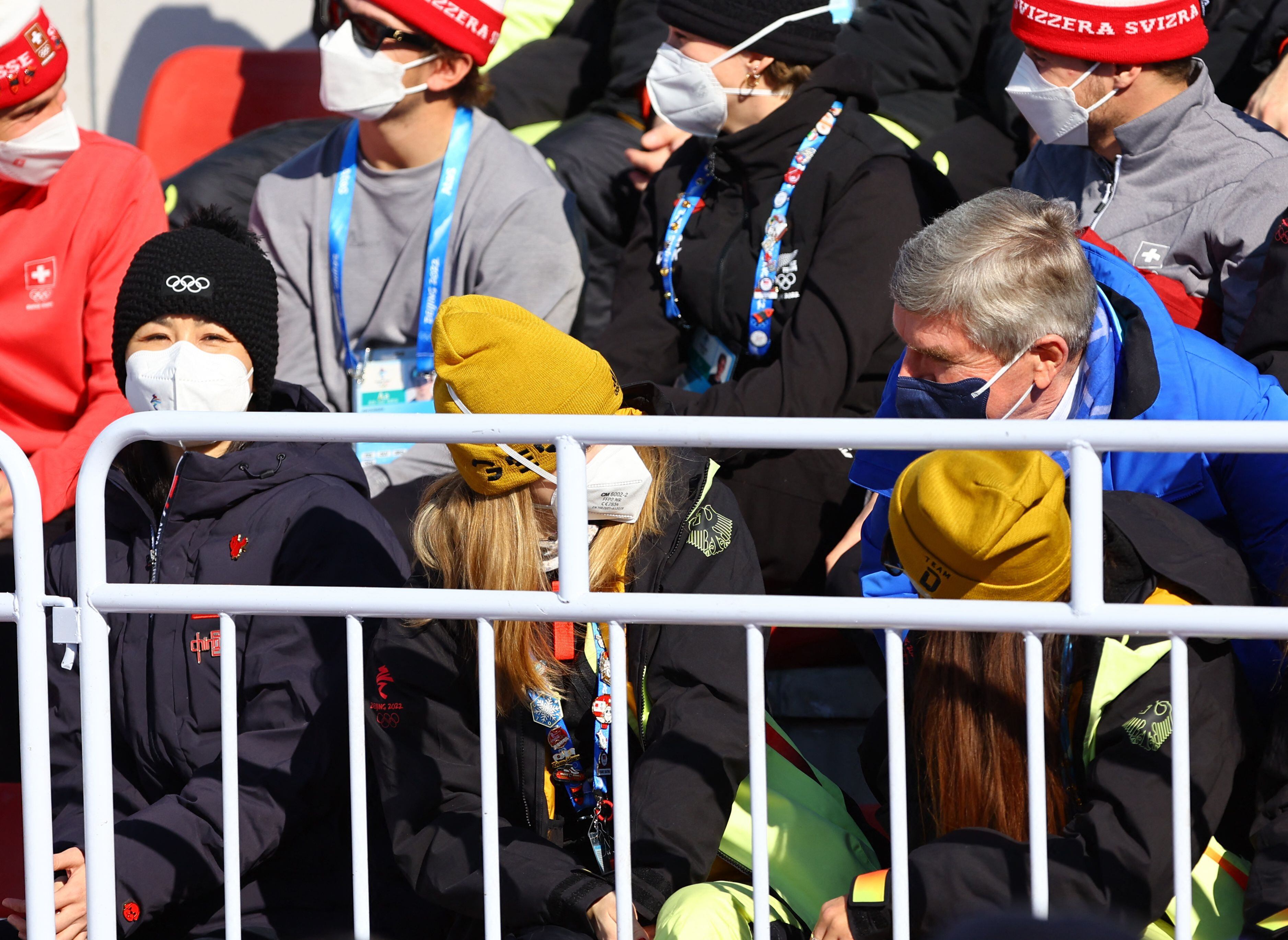 La tenista china Peng Shuai con el presidente del COI, Thomas Bach, en los Juegos Olímpicos de Invierno en Beijing, China. REUTERS/Fabrizio Bensch