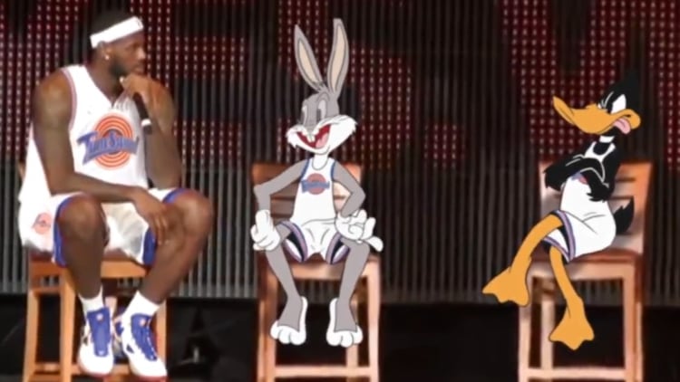Lebron James y una imagen que se podría dar durante Space Jam 2, junto a Bugs Bunny y el Pato Lucas