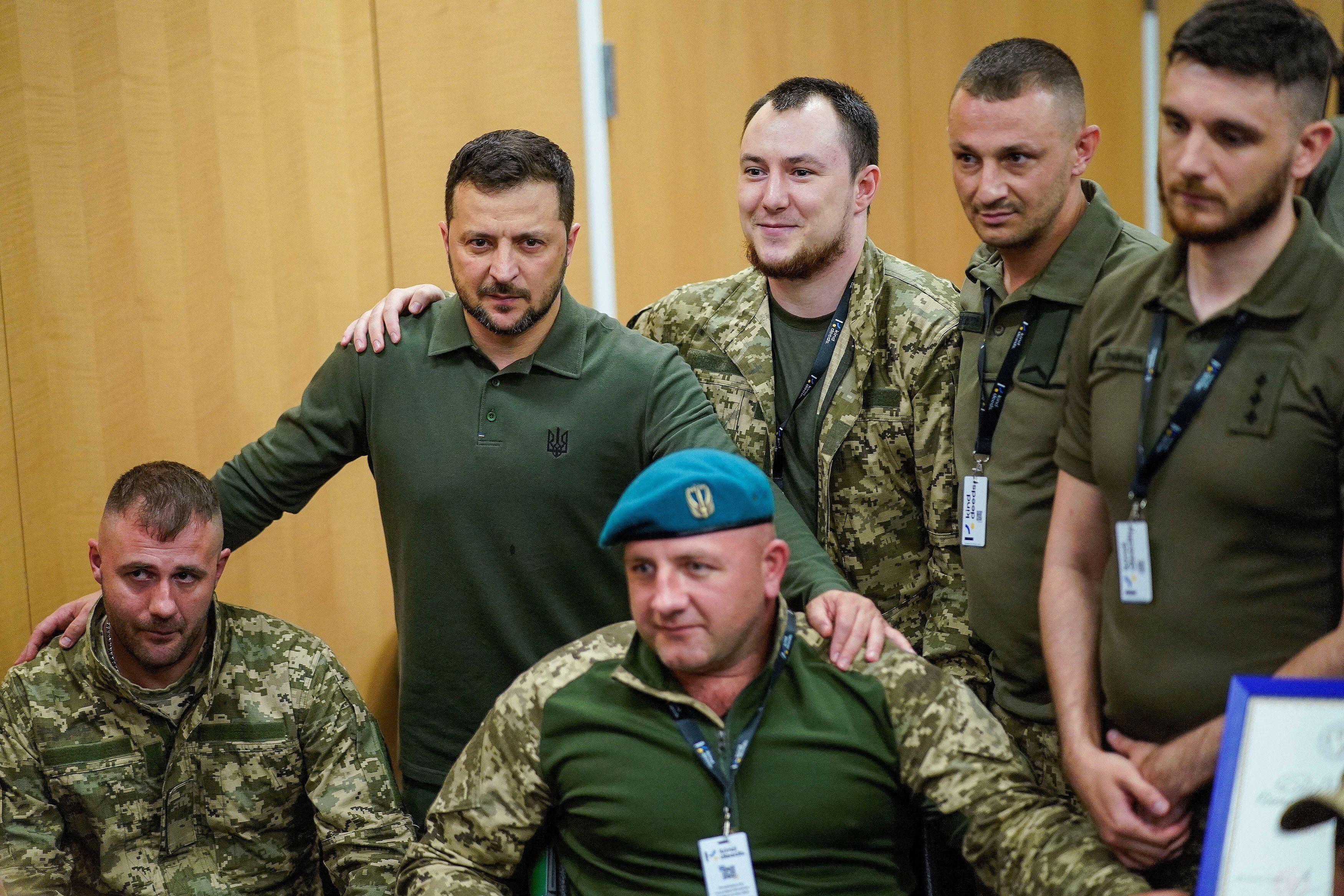 Antes de presentarse ante la ONU, Zelensky visitó a los soldados ucranianos que se recuperan en EEUU. (REUTERS/Eduardo Munoz)