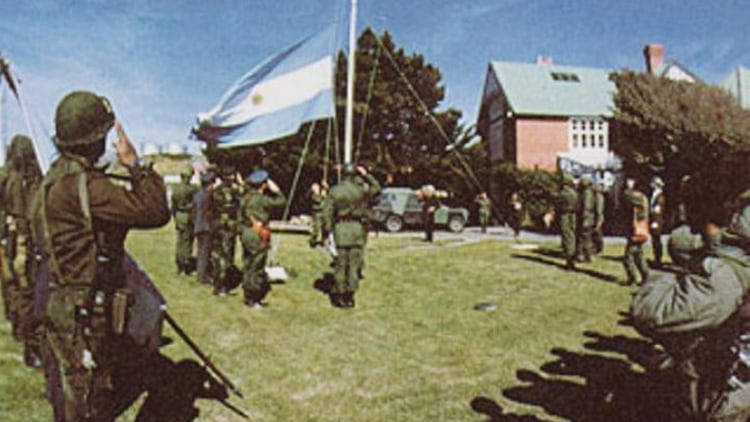 Los efectivos del Regimiento 25 fueron testigos del primer izamiento de la bandera argentina en la casa del gobernador británico. Foto: Gentileza coronel retirado VGM Julián Lamas. 
