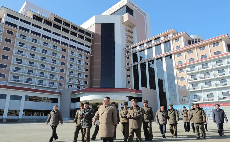 KCNA también publicó fotos e información de una visita de Kim, en compañía de su hermana Kim Yo-jong entre otros cargos del régimen, a la cercana localidad de Samjiyon, donde se está levantando una zona turística