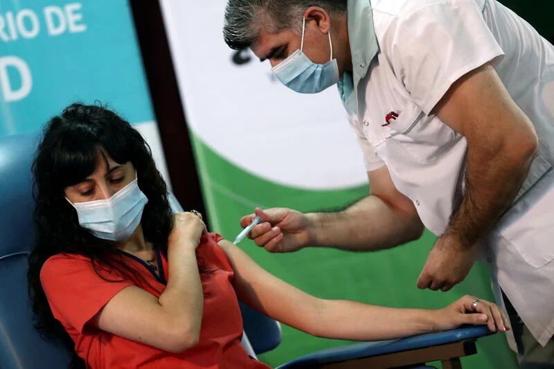 Los primeros en vacunarse serán los que integran el personal de salud  (REUTERS/Agustín Marcarián)