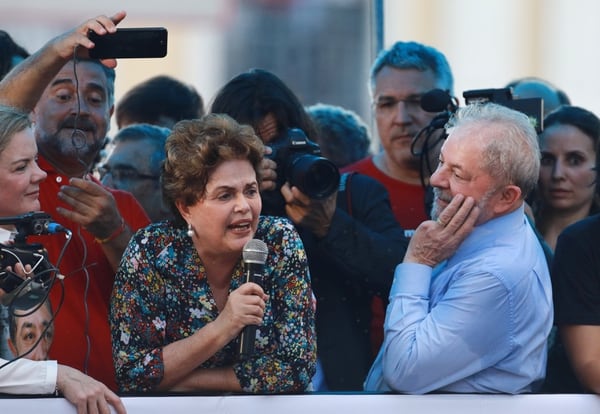 Dilma Rousseff, ex presidente de Brasil destituida, y Lula da Silva (REUTERS/Diego Vara)