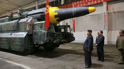 Kim Jong Un observa un misil balísticos Hwasong-12 en 2017 (KCNA/REUTERS)