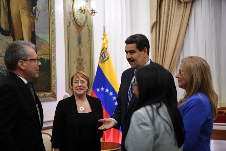 Bachelet se reunió este viernes con el dictador Nicolás Maduro. (Photo by Yuri CORTEZ / AFP)