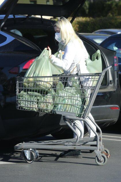 Vestida de blanco, Ariel Winter fue al supermercado en Los Ángeles, y los fotógrafos la captaron guardando las bolsas en el baúl de su auto