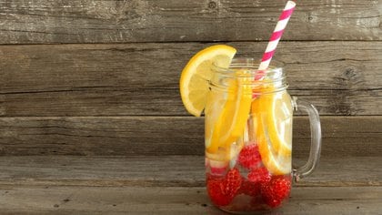 Es un mito que tomar agua con limón en ayunas quema grasas (Shutterstock)