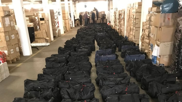 Algunos de los 221 bolsos deportivos cargados con cocaína provenientes de Uruguay, en Alemania