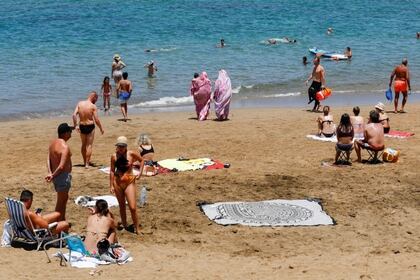 Dos mujeres caminan a lo largo de la playa de Las Canteras, a medida que algunas provincias españolas están autorizadas a relajar las restricciones de cierre durante la segunda fase, en medio del brote de coronavirus (COVID-19), en Las Palmas de Gran Canaria, España, el 31 de mayo de 2020. REUTERS/Borja Suárez