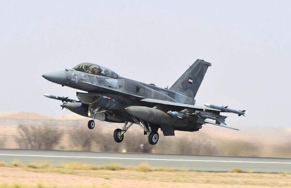 Un F-16 de la coalición árabe que asiste a las fuerzas del gobierno yemení contra los rebeldes hutíes (AFP)