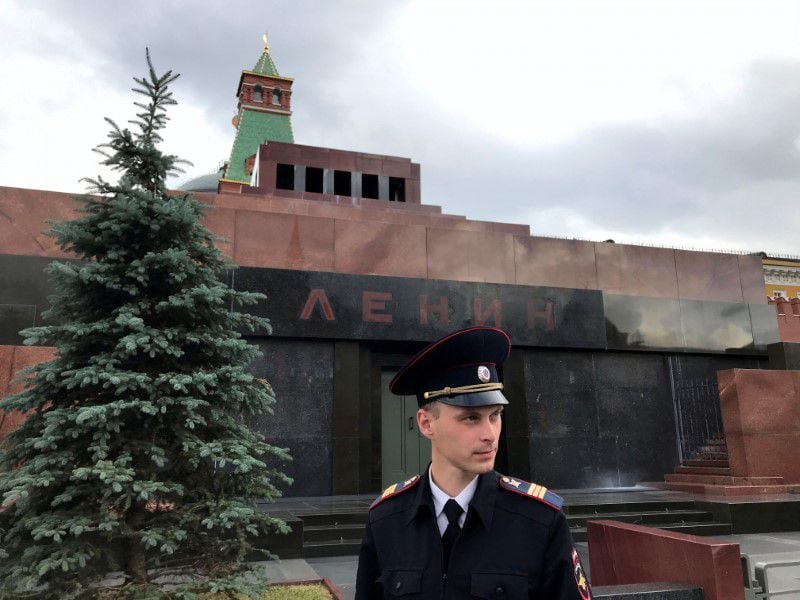 Foto de archivo de un guardia fente al Mausoleo de Lenin en la Plaza Roja, en Moscú. 
Jul 5, 2018. REUTERS/Jorge Silva