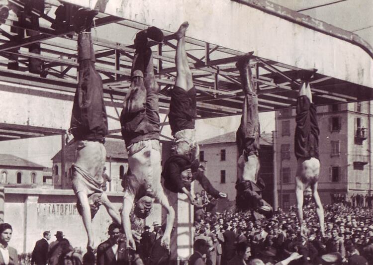 De izquierda a derecha los cuerpos de Nicola Bombacci, Mussolini, Clara Petacci, Pavolini y Starace exhibidos en la Plaza de Loreto en 1945. 