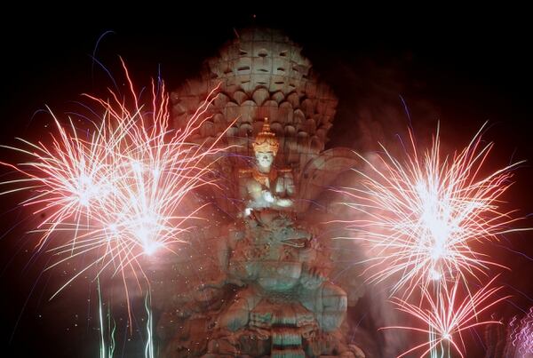 Fuegos artificiales explotan sobre la estatua de la Kencana de Garuda Wisnu durante las celebraciones de Año Nuevo en Bali, Indonesia (Antara Foto/Fikri Yusuf/ via REUTERS)