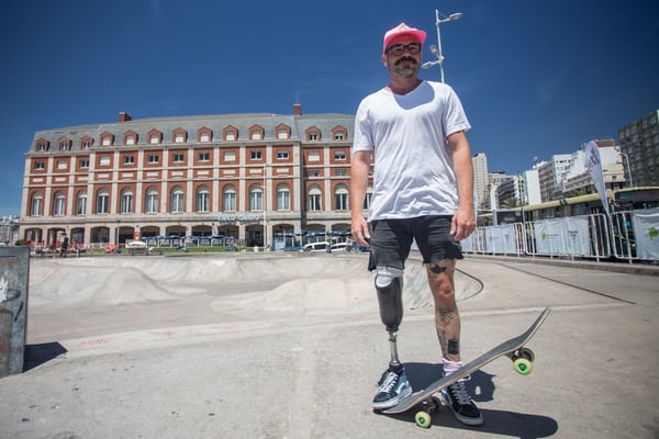 Alex Pipoz posa en el skatepark de la rambla de Mar del Plata (Fotos de Christian Heit)