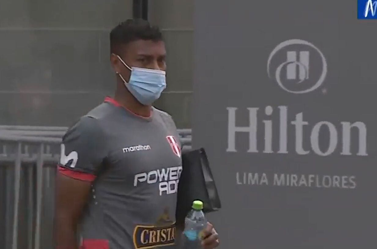Miguel Araujo lascia l'hotel di concentramento della nazionale peruviana per allenarsi a Videna.| Capture Canal N
