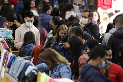 Foto de archivo ilustrativa de un grupo de personas haciendo compras para Navidad en el sector comercial de San Victorino, en Bogotá. Dic 5, 2020. REUTERS/Luisa Gonzalez