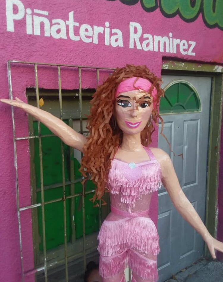 Thalía y su “Tiki Tiki” también sirvieron para inspirar una piñata (Foto: Facebook)