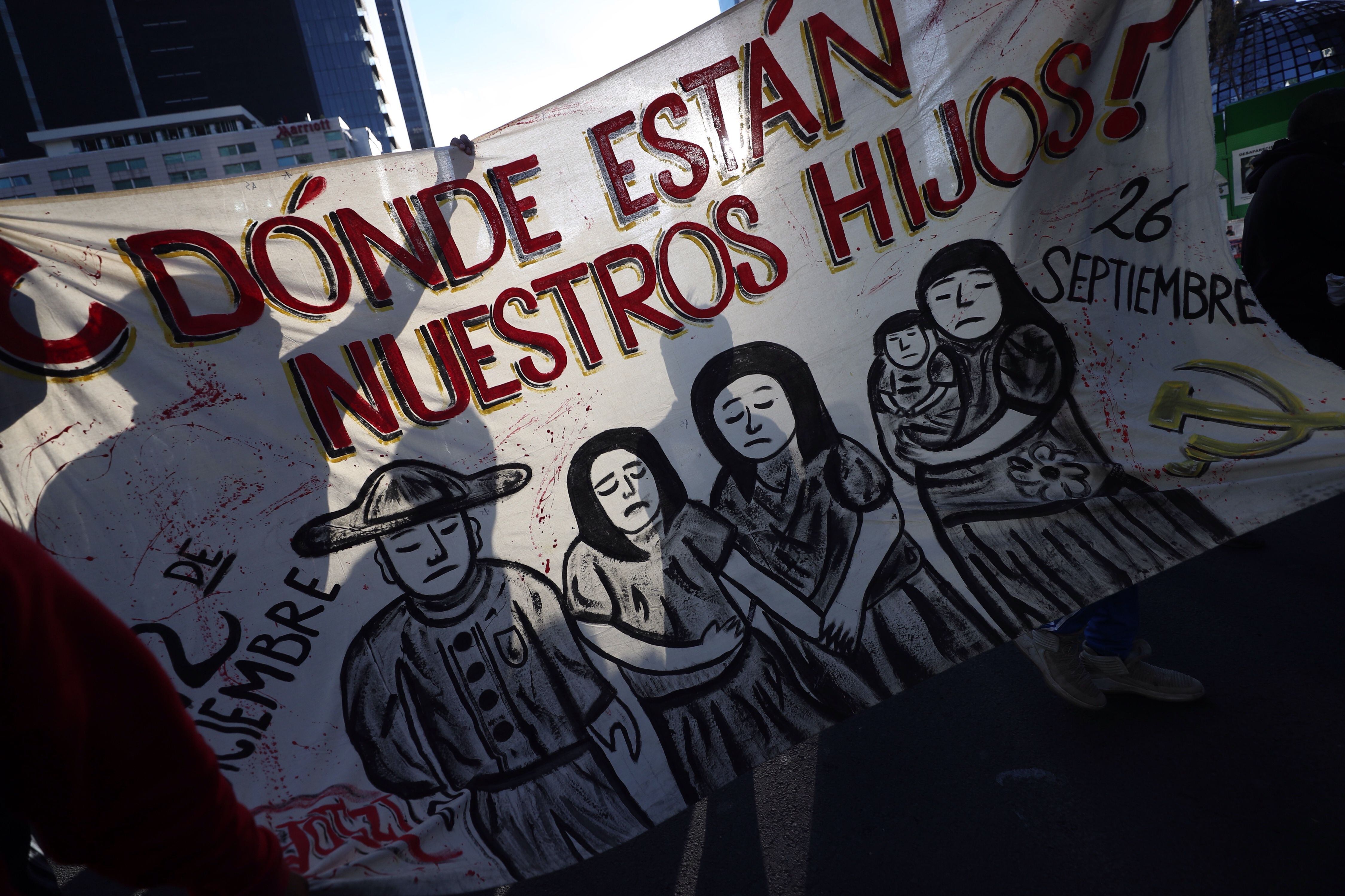 Padres y madres de los 43 jóvenes desaparecidos de Ayotzinapa en septiembre de 2014 y estudiantes de la escuela rural, ubicada en el sureño estado de Guerrero, realizan una manifestación multitudinaria para conmemorar el noveno aniversario de los 43 mexicanos desaparecidos de Ayotzinapa en Ciudad de México (México). Imagen de archivo. EFE/Sáshenka Gutiérrez 
