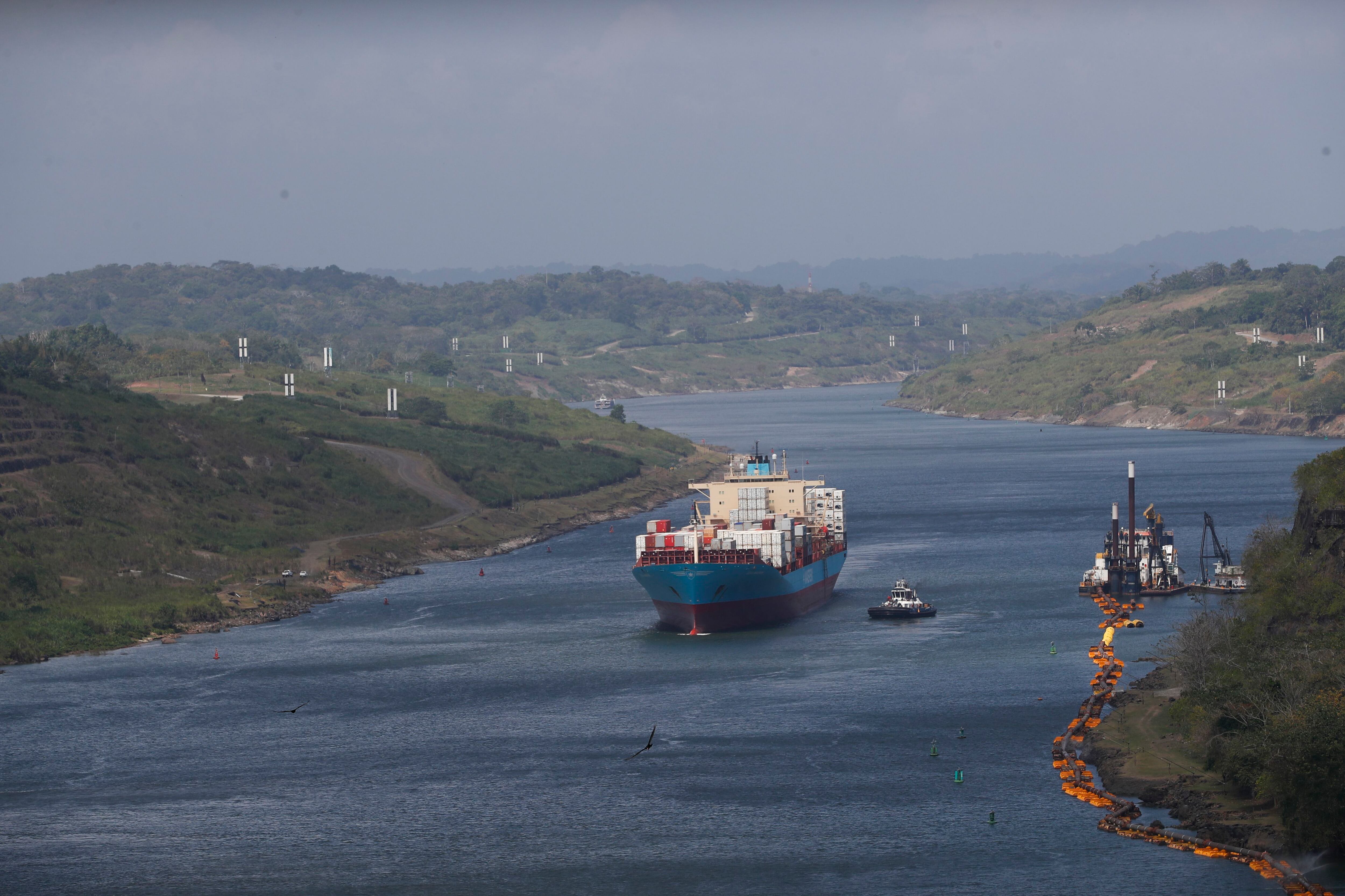 El canal de Panamá, de 80 km de largo, une el Pacífico con el Atlántico y mueve el 6% del comercio marítimo mundial (EFE/ Bienvenido Velasco)