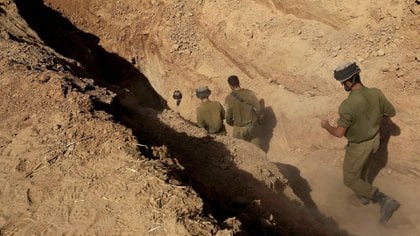 Foto de archivo: Soldados israelíes inspeccionan un túnel cercano a la Franja de Gaza (AP)
