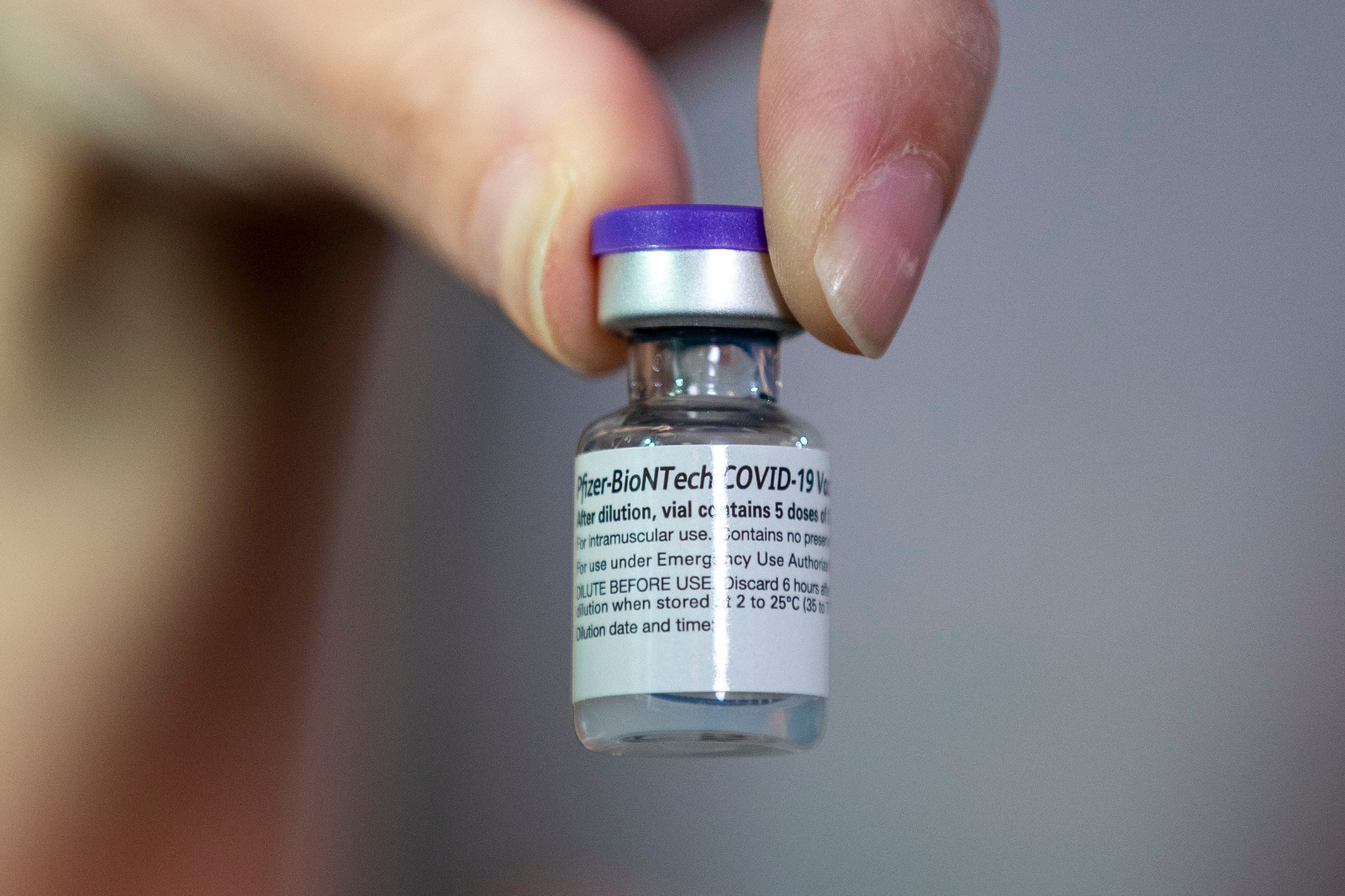 Vista de la vacuna de Pfizer-BioNTech COVID-19. EFE/EPA/Shawn Thew/Archivo 