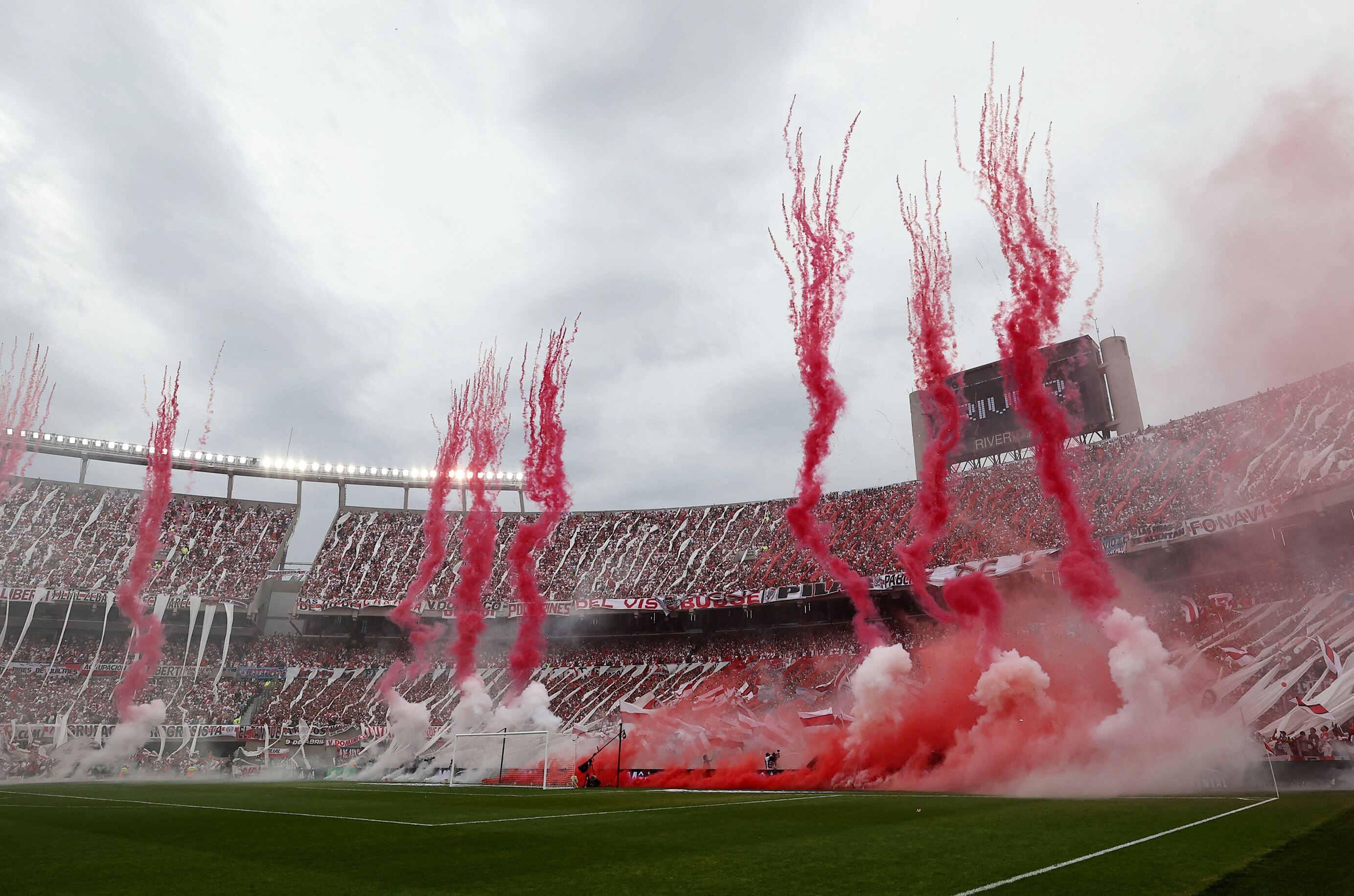 El impresionante recibimiento de River Plate con banderas, bengalas y fuegos artificiales