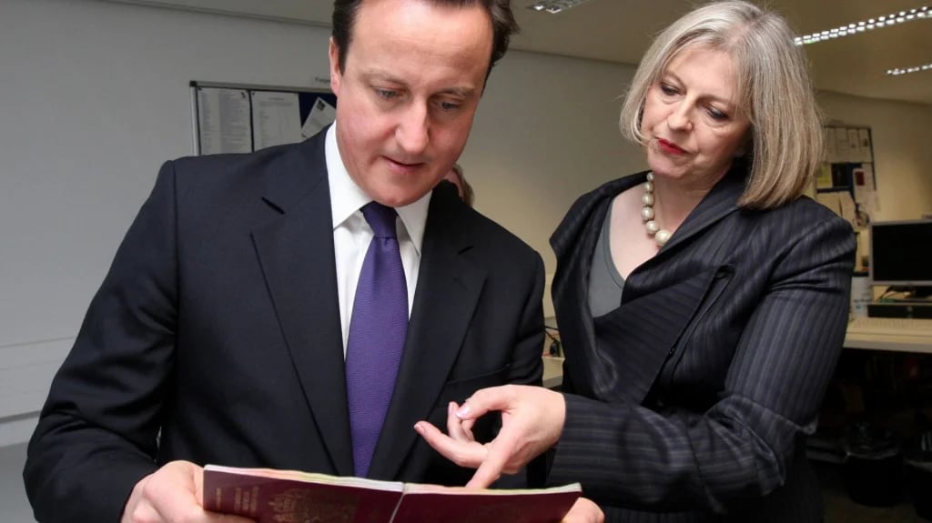 David Cameron y Theresa May (AP)