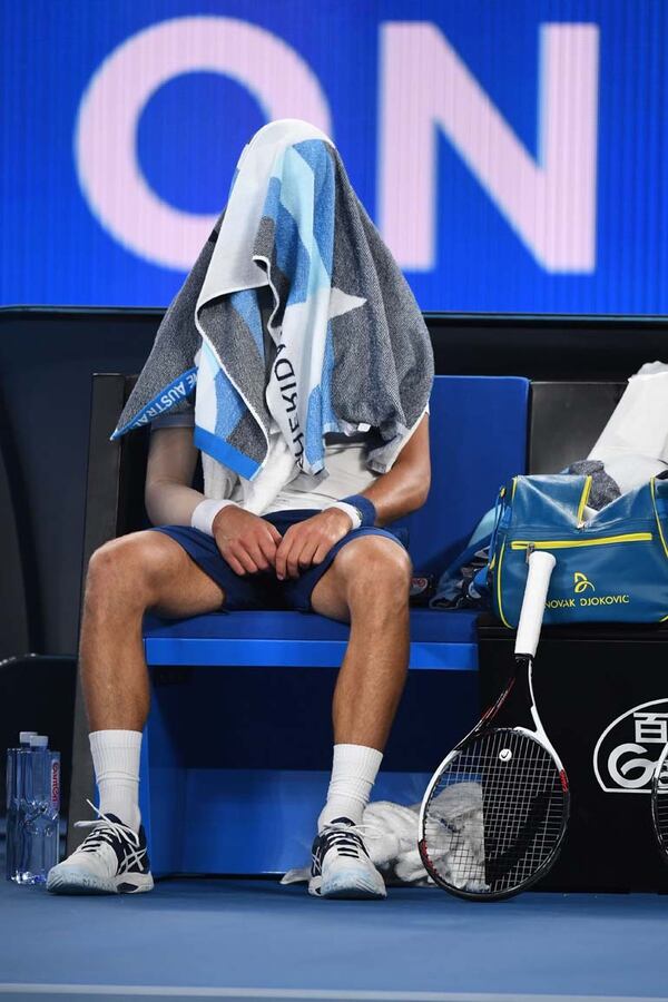 Novak Djokovic se cubre la cabeza con una toalla durante su partido de la cuarta ronda del Abierto de Australia contra el surcoreano Hyeon Chung, en Melbourne, Australia (EFE/ Lukas Coch)