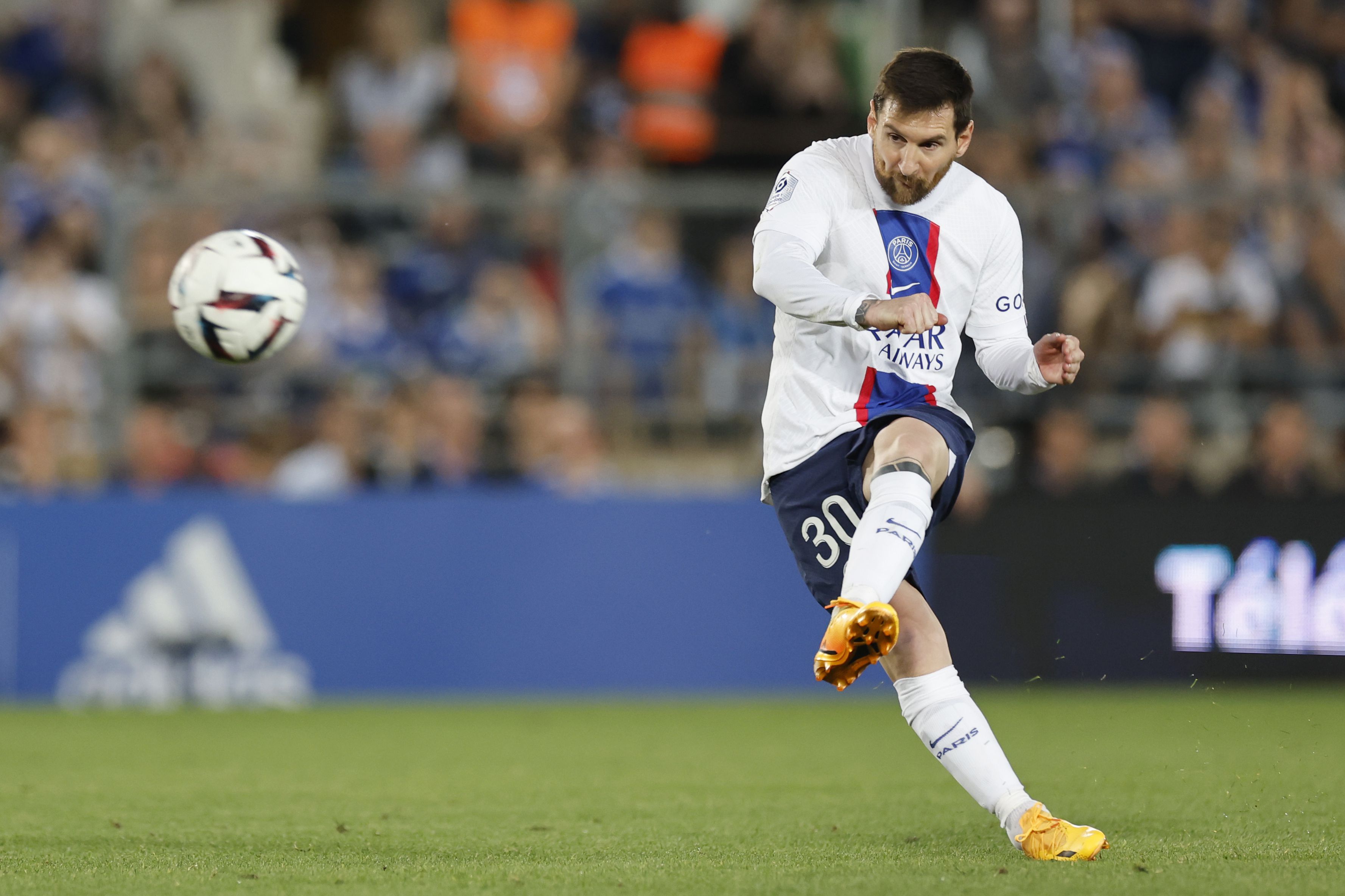 Lionel Messi jugaría este fin de semana su último partido en el PSG (AP Foto/Jean-Francois Badias)
